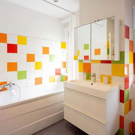 Large Two Bedroom Family App - Free Parking Apartment