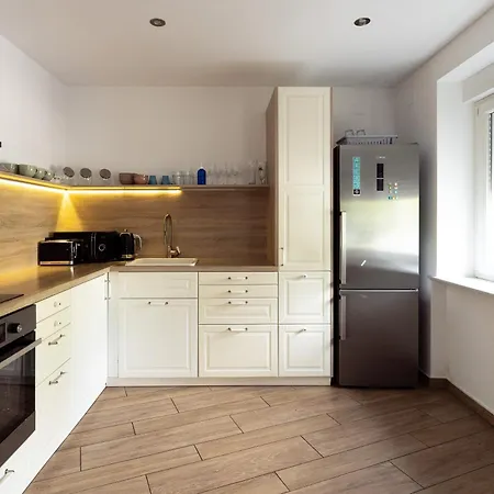 Apartment Large Two Bedroom Family App - Free Parking