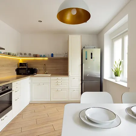 Large Two Bedroom Family App - Free Parking