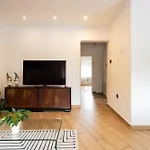 Large Two Bedroom Family App - Free Parking Daire *