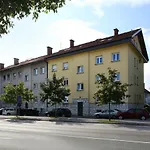 Large Two Bedroom Family App - Free Parking דירה *