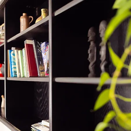 Large Two Bedroom Family App - Free Parking דירה