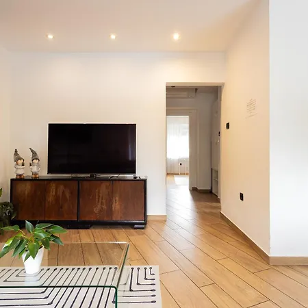 Large Two Bedroom Family App - Free Parking דירה *