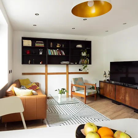 Large Two Bedroom Family App - Free Parking *