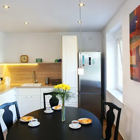 Large Two Bedroom Family App - Free Parking Apartment *
