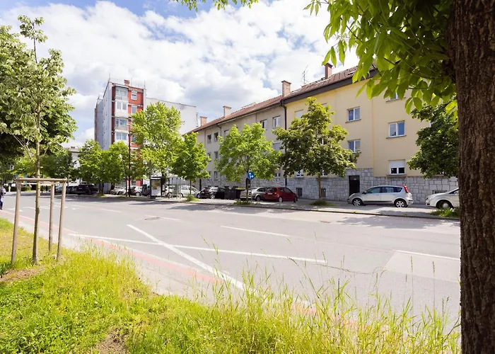 Large Two Bedroom Family App - Free Parking * Lublana