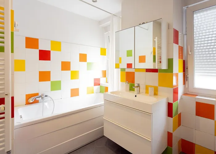 Large Two Bedroom Family App - Free Parking Apartament