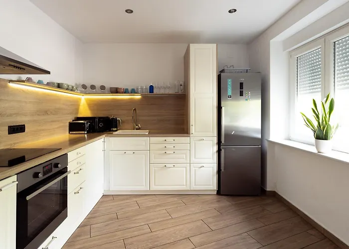 דירה Large Two Bedroom Family App - Free Parking