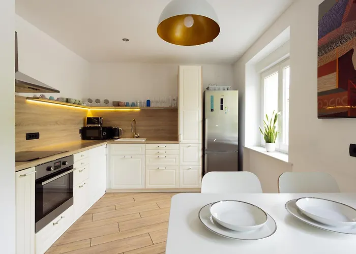 Large Two Bedroom Family App - Free Parking