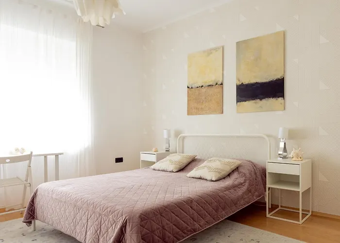 דירה Large Two Bedroom Family App - Free Parking