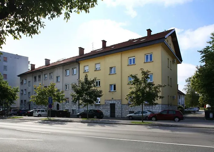 Large Two Bedroom Family App - Free Parking Apartament *