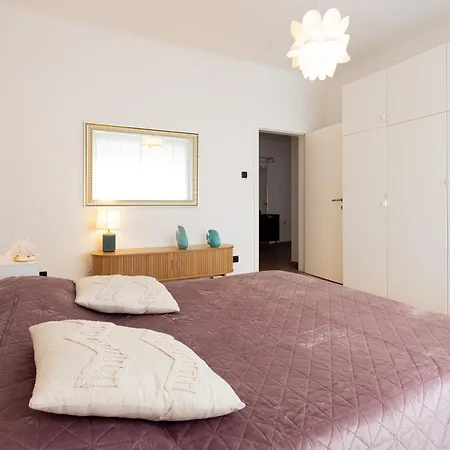 Large Two Bedroom Family App - Free Parking *