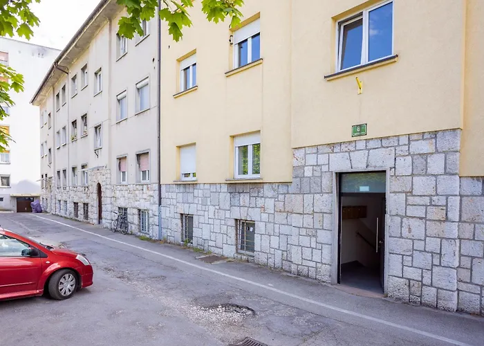 Large Two Bedroom Family App - Free Parking